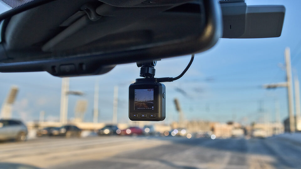 Особенности и преимущества использования портативных видеорегистраторов - всегда с вами на дороге для обеспечения безопасности!