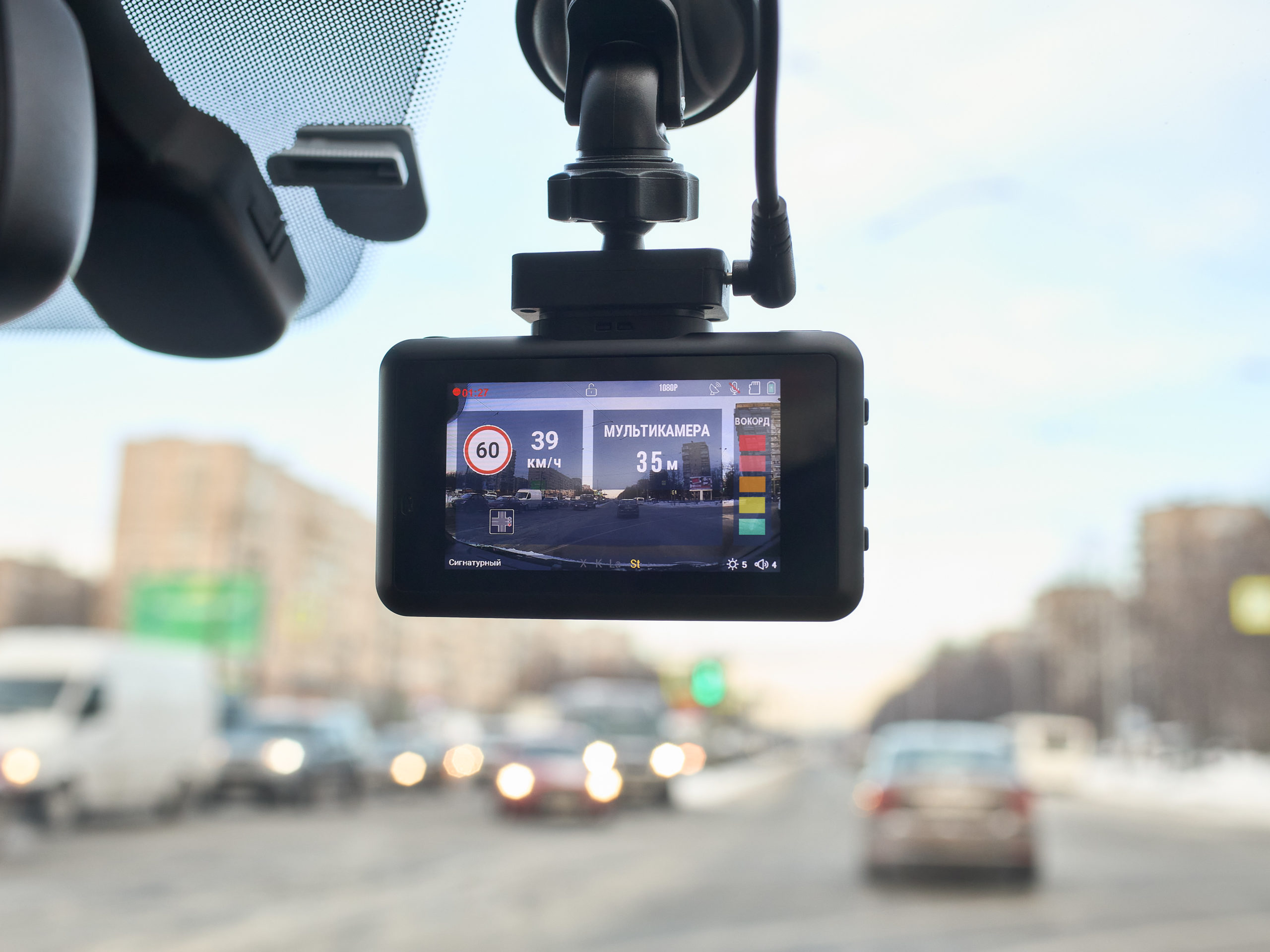 Как выбрать и какие есть преимущества у автомобильного видеорегистратора с радаром