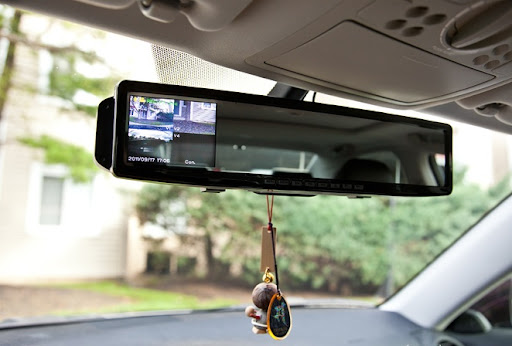 Как использование видеорегистратора с камерой в салоне может повысить безопасность на дороге