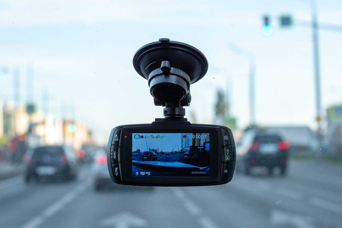 Функциональные возможности автомобильного видеорегистратора с антирадаром для повышения безопасности на дороге