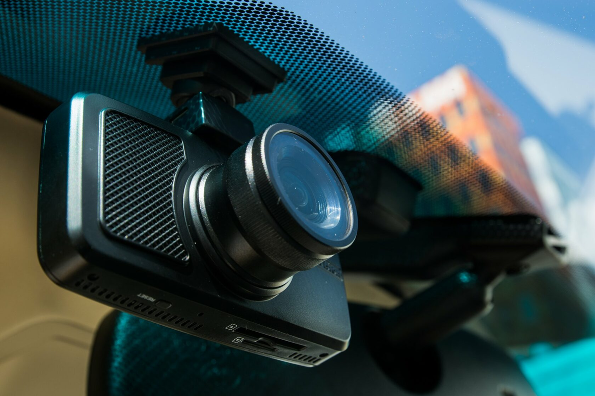 Повышение безопасности на дороге с помощью видеорегистратора st - защита вашей жизни и снижение риска аварий.